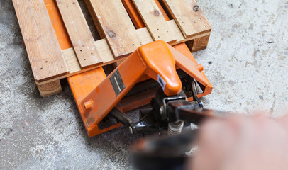 Organer Hubwagen, gabelhubwagen mit leerer Palette, palettenheber transport Lager Lagerhaltung