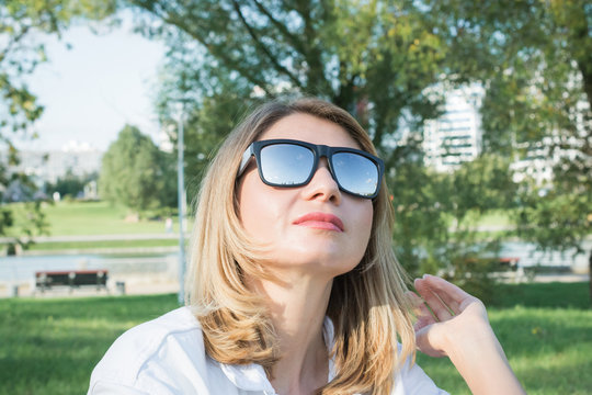 Fashion blonde woman in sunglasses