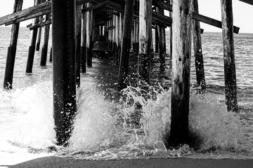 Papier Peint photo Lavable Noir et blanc Sous les vagues déferlantes de la jetée - N&amp B