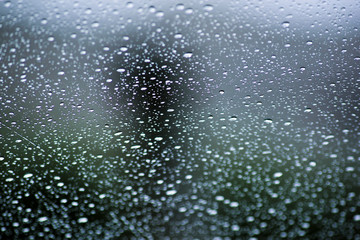 Gotas de lluvia en vidrio del auto