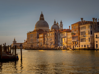 Vista del Gran Canal de Vemecoa. con la Basilica de Santa María de la Salute al fondo.