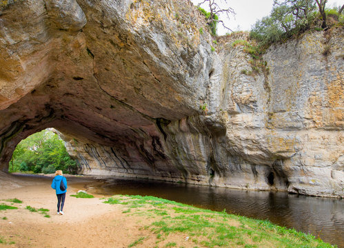 Enorme cueva atravesada por un r&iacute;o en Puentedey, provincia de Burgos.
