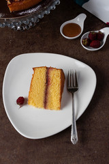 Pedazo de Torta Maria Luisa en plato de cerámica sobre fondo de madera. Receta  Colombiana de postre con Arequipe