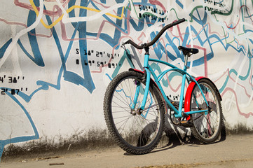 Bicicleta apoyada sobre pared