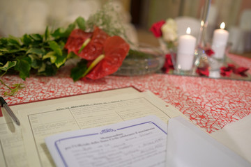 atto di matrimonio su altare per cerimonia civile