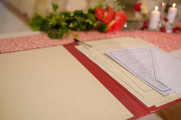 atto di matrimonio su altare per cerimonia civile