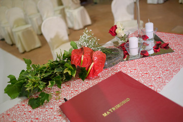 composizione fiori candela per altare matrimonio colore rosso