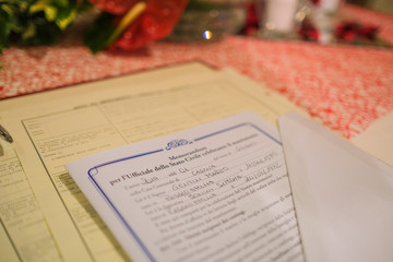 atto di matrimonio su altare per cerimonia civile