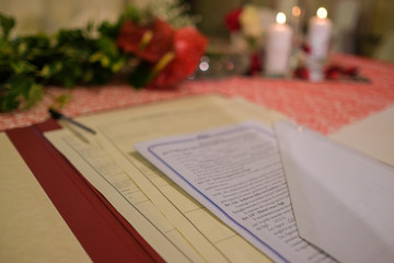 atto di matrimonio su altare per cerimonia civile