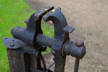 Alter Schraubstock an einer Werkbank 