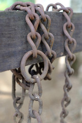 Rostige Kette mit verschiedenen Gliedern