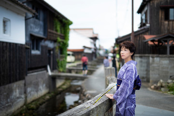 レトロな町並みに立つ浴衣姿の女性