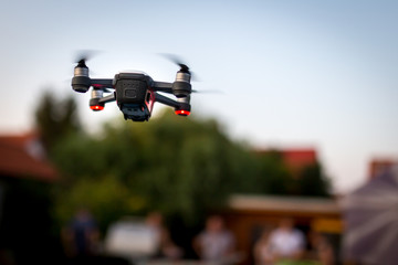 Drohne im Flug, Ferngesteuert, GPS, vor Wohnh&auml;usern