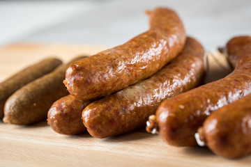 Regionale norddeutsche Grünkohl Kohlwurst Variation aus Bremer, Oldenburger und Ammerländer Pinkel auf  Holzbrett auf Marmor Tisch