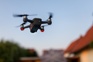 Drohne im Flug, Ferngesteuert, GPS, vor Wohnhäusern