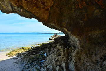 Fototapeta premium 岩場からのぞく水平線