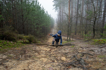 Dziecko z pistoletem w lesie © SebbPL