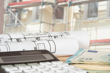 Baupl&auml;ne, Euro Geldscheine und Baustelle f&uuml;r ein Haus