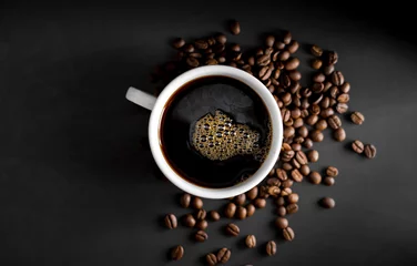 Foto op Aluminium Koffie, zwarte koffie, koffiedruppels, koffie zetten bij weinig licht zwart © artrachen