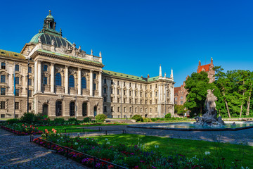 Fototapeta premium Pałac Sprawiedliwości - Justizpalast w Monachium, Bawaria, Niemcy