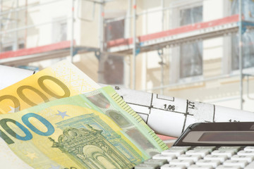 Baustelle, Euro Geldscheine und Baupläne