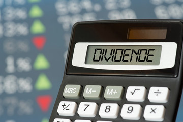 Kurstafel an der Börse und Taschenrechner für Dividende