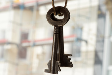Baustelle für ein Haus und ein Schlüssel