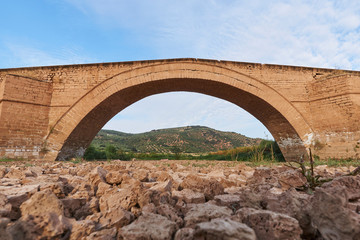 Fototapeta na wymiar Puente Ariza sobre Embalse de Giribaile, Ubeda. Jaén