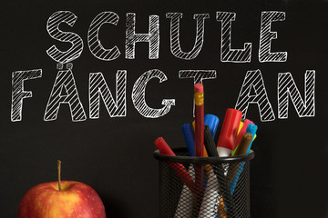 Eine Tafel und Slogan Schule fängt an