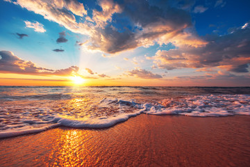 Fototapeta na wymiar Beautiful sunrise over the tropical sea