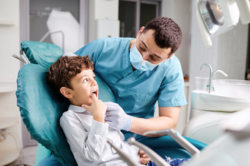 Obraz premium Dentist checks the child's teeth