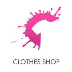 Logotipo con texto CLOTHES SHOP con camiseta en espacio negativo sobre mancha en color rosa