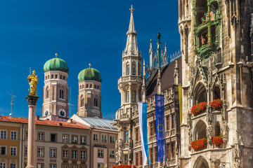 Munich Marienplatz town hall and Frauenkirche - obrazy, fototapety, plakaty