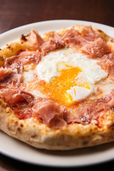 たまごと生ハムのピザ　