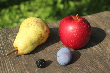 Obst auf Holztisch