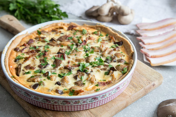 Homemade quiche lorraine with chicken, mushrooms, cheese and bacon. Tart with chicken. Chicken pie. Mushroom pie