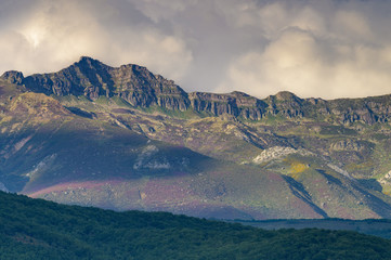 Fototapeta premium Bella vista de las montañas desde el mirador de El Campo, en la provincia de Palencia. Castilla León. España