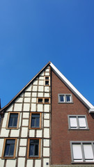 Kontrast: Historisches Haus mit geteilter Fassade