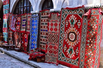 Traditionelle handgemachte Teppiche im Old Bazar in Kruje, Albanien