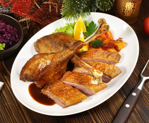 Gänsebraten mit weihnachtlicher Dekoration