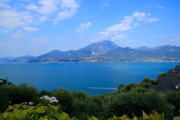 Fototapeta na wymiar Blick auf den Gardasee bei Garda in Italien