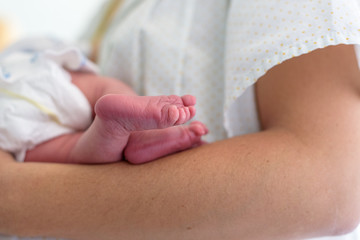 Obraz na płótnie Canvas Pies de recién nacido con pulsera de identificación