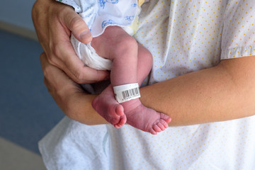 Pies de recién nacido con pulsera de identificación 09