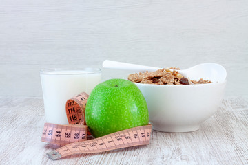 BREAKFAST WITH CEREALS, GREEN APPLE AND MILK. HEALTHY DIET FOOD