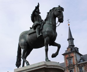 Fototapeta na wymiar Monumento de Felipe III en la plaza Mayor de Madrid