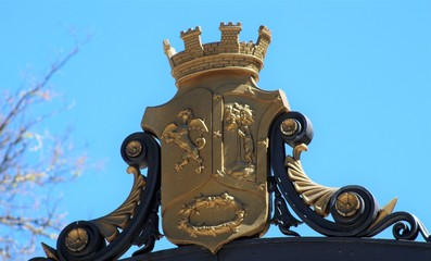 Fototapeta na wymiar Escudo republicano de Madrid en una puerta del Parque del Retiro