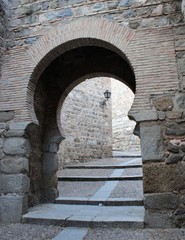 Puerta con forma de arco musulm&aacute;n en la ciudad de Toledo