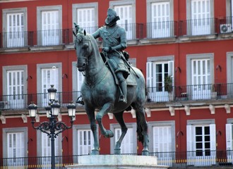 Fototapeta na wymiar Estatua de Felipe III en la Plaza Mayor de Madrid