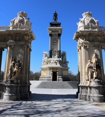 Obraz premium Monumento del rey Alfonso XII en el parque del Retiro