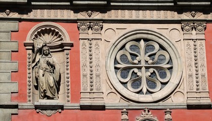 Fachada de una iglesia con escultura en Madrid